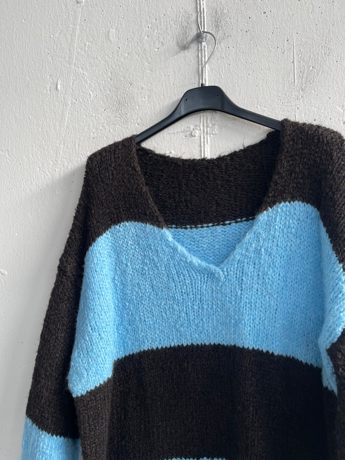 Maglione a righe con scollo a V