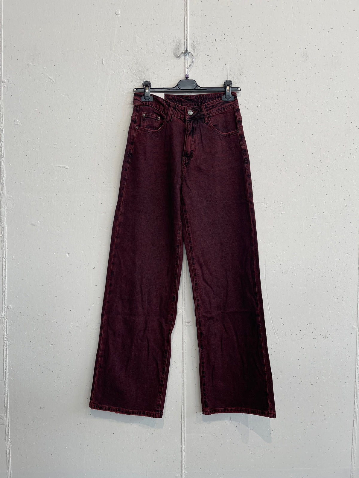 Jeans effetto slavato bordeaux a palazzo