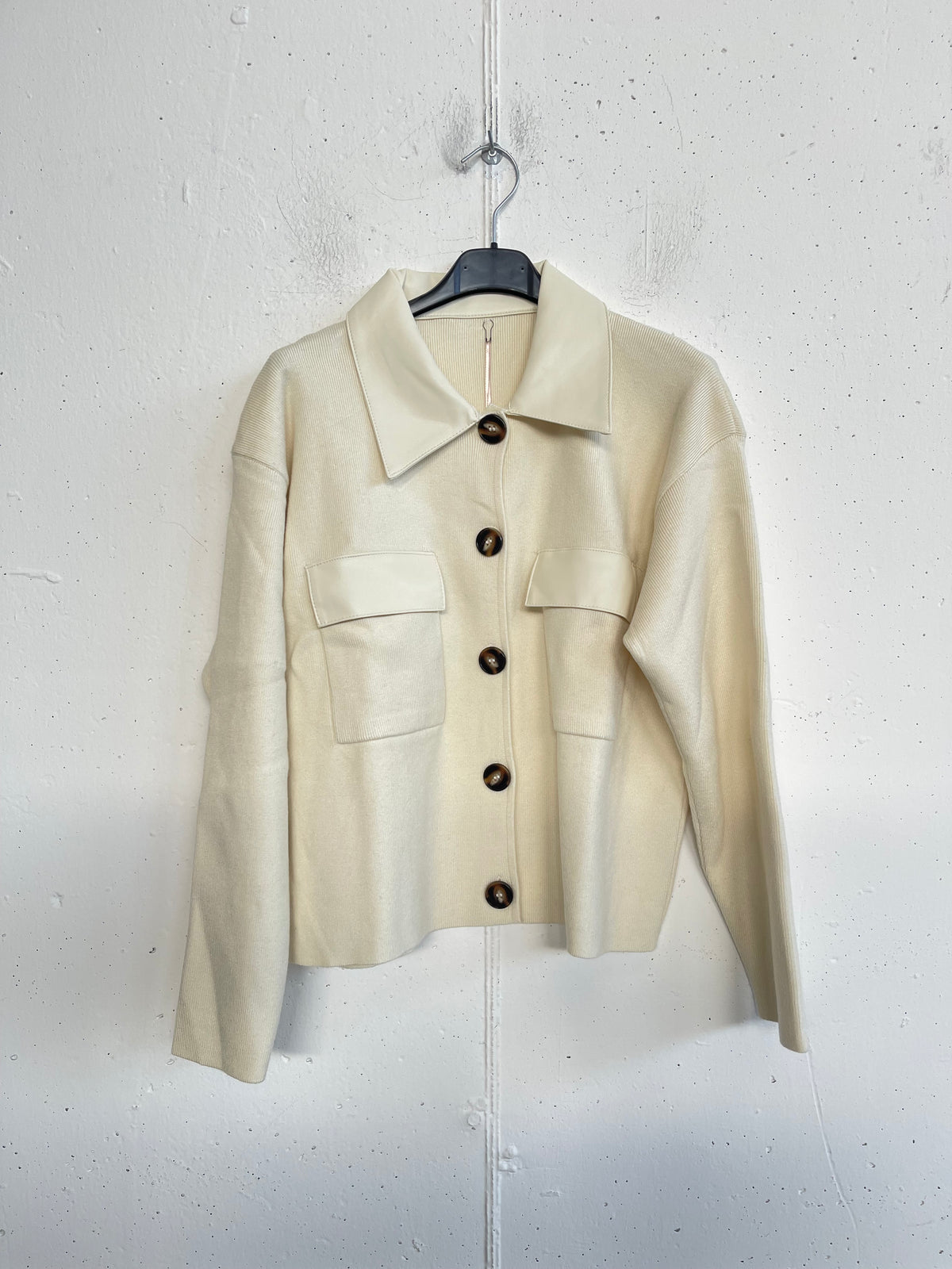 Cardigan con scollo a camicia e dettagli in pelle