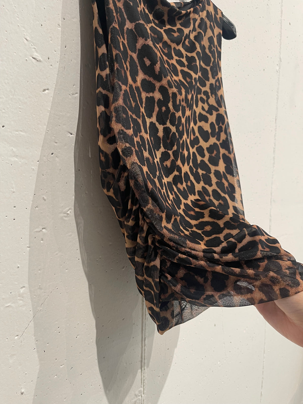 Top leopardato arricciato in tulle