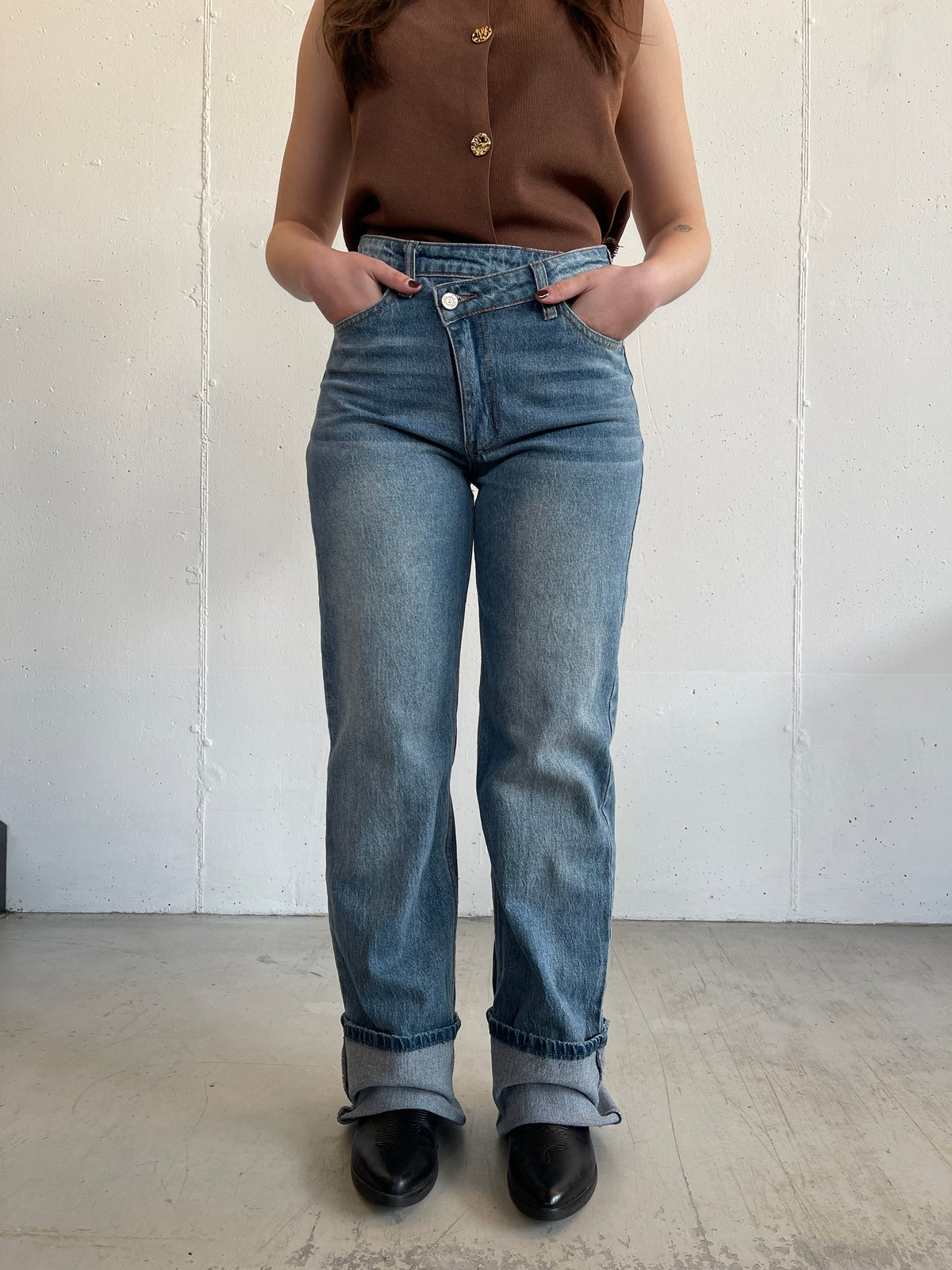Jeans con vita incrociata