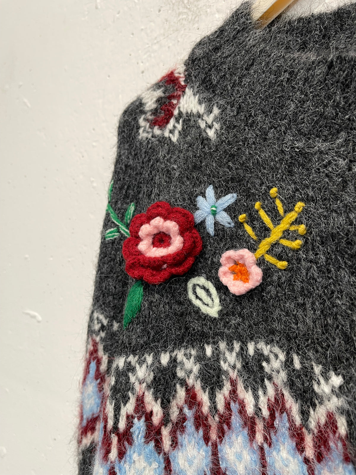 Cardigan con tasche e ricami in rilievo