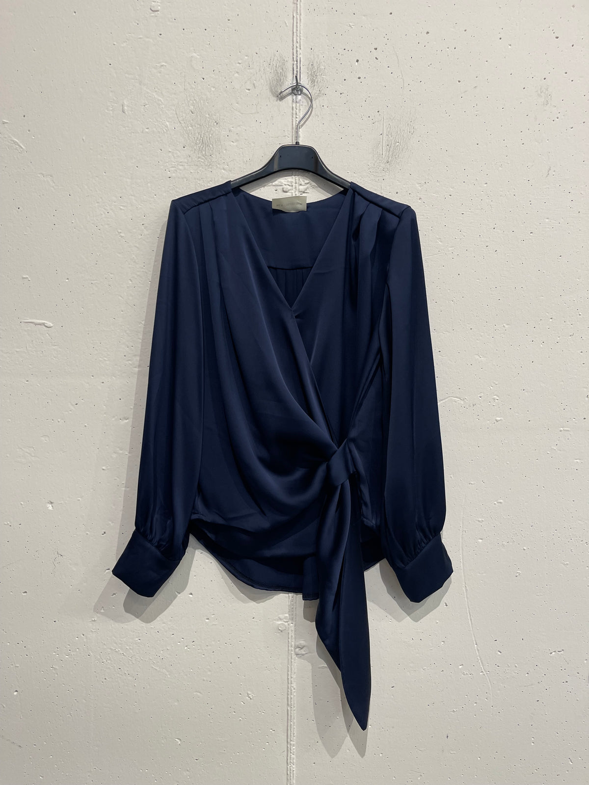 Camicia satinata con laccio laterale