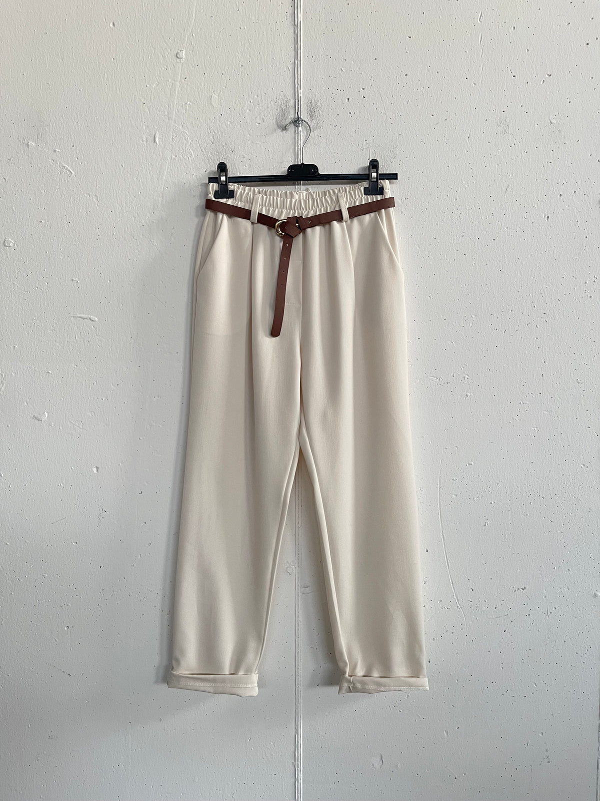 Pantalone classico in tessuto con elastico sul retro