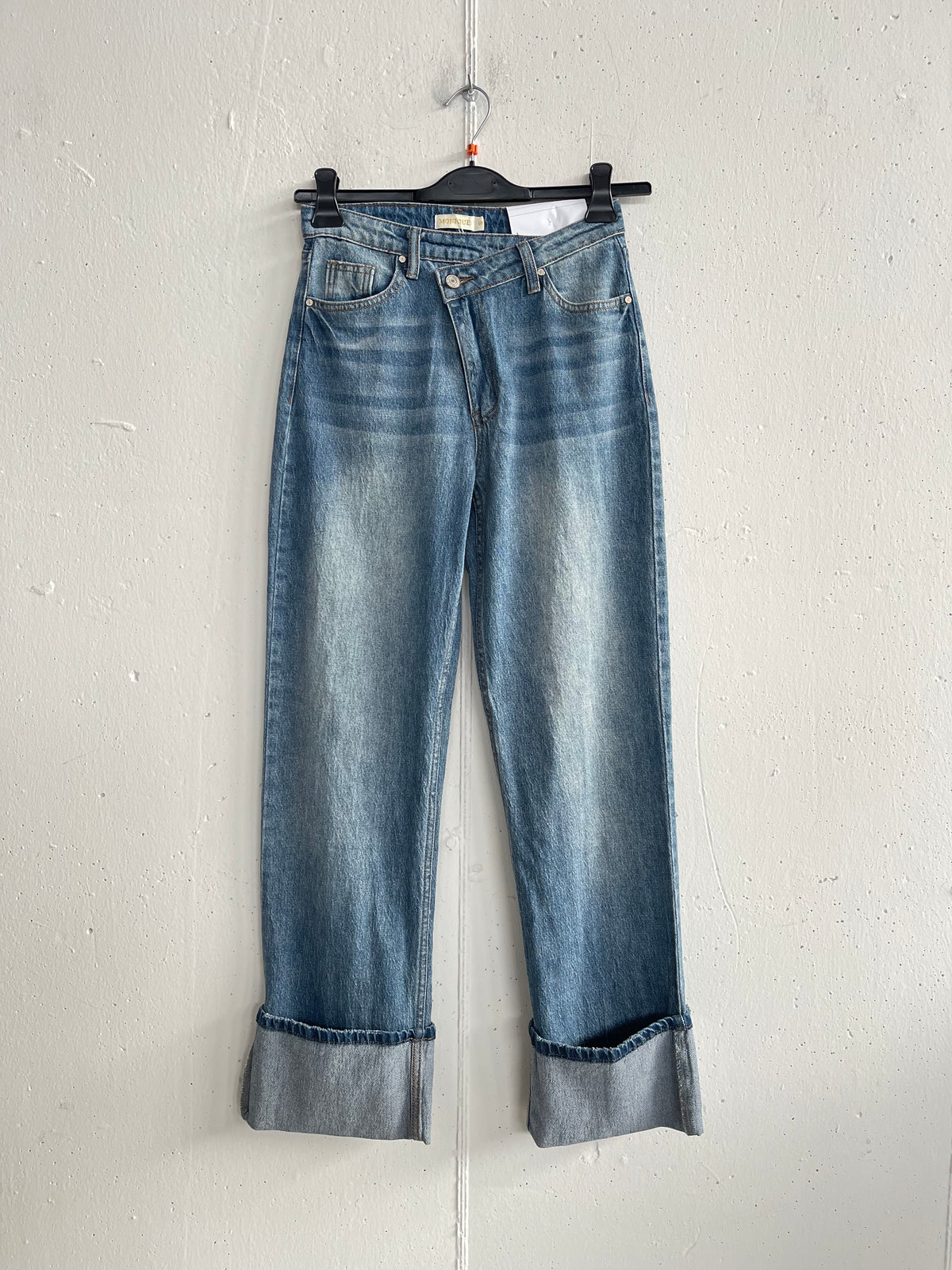 Jeans con vita incrociata