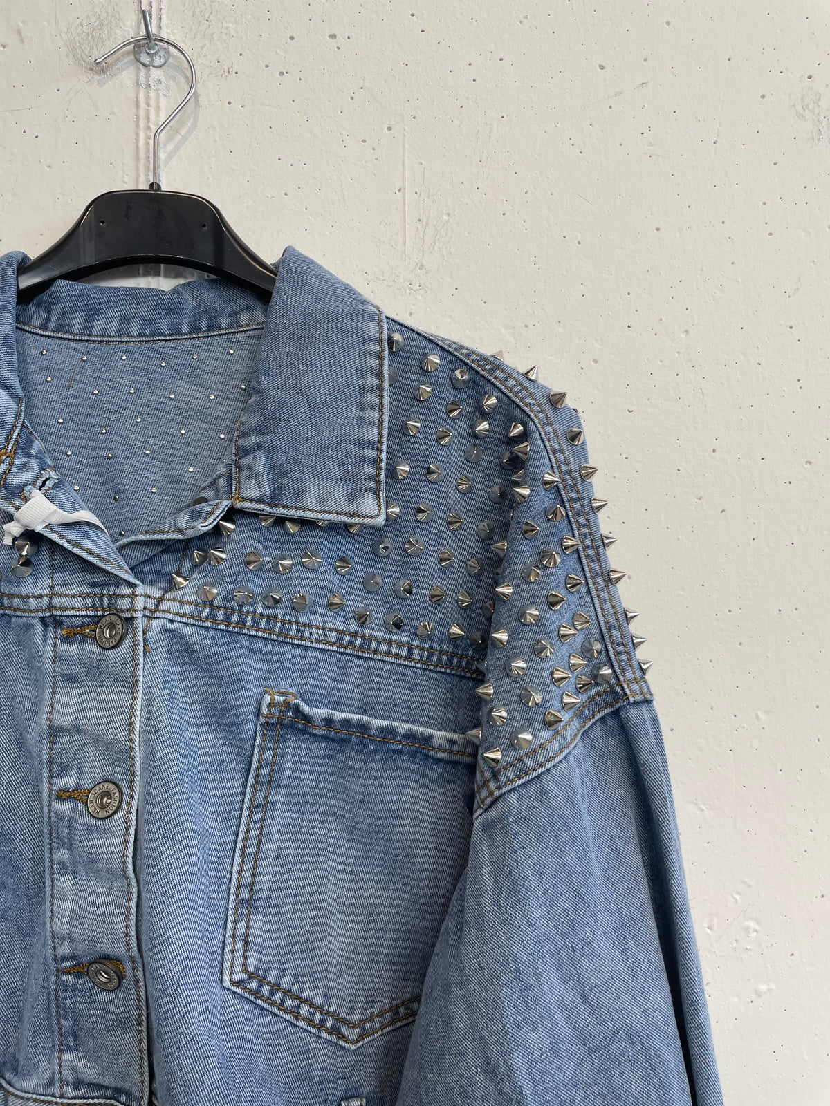 Giacchino in jeans con borchie