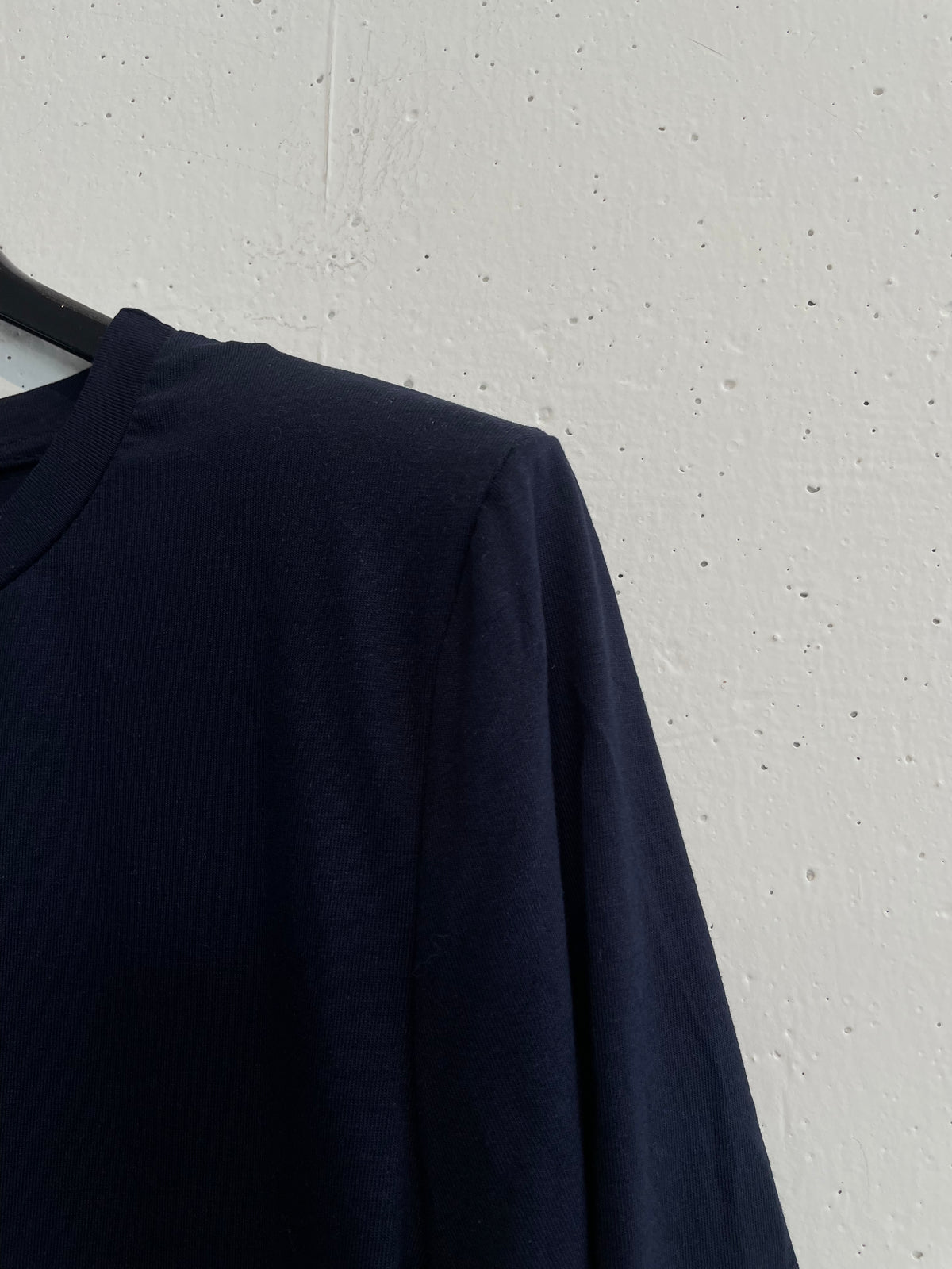 T-shirt con spalline imbottite