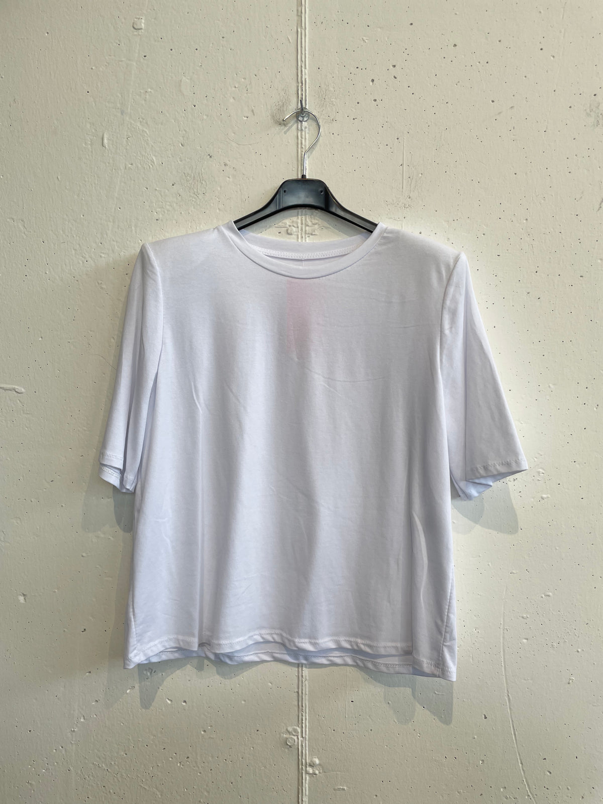 T-shirt con spalline imbottite