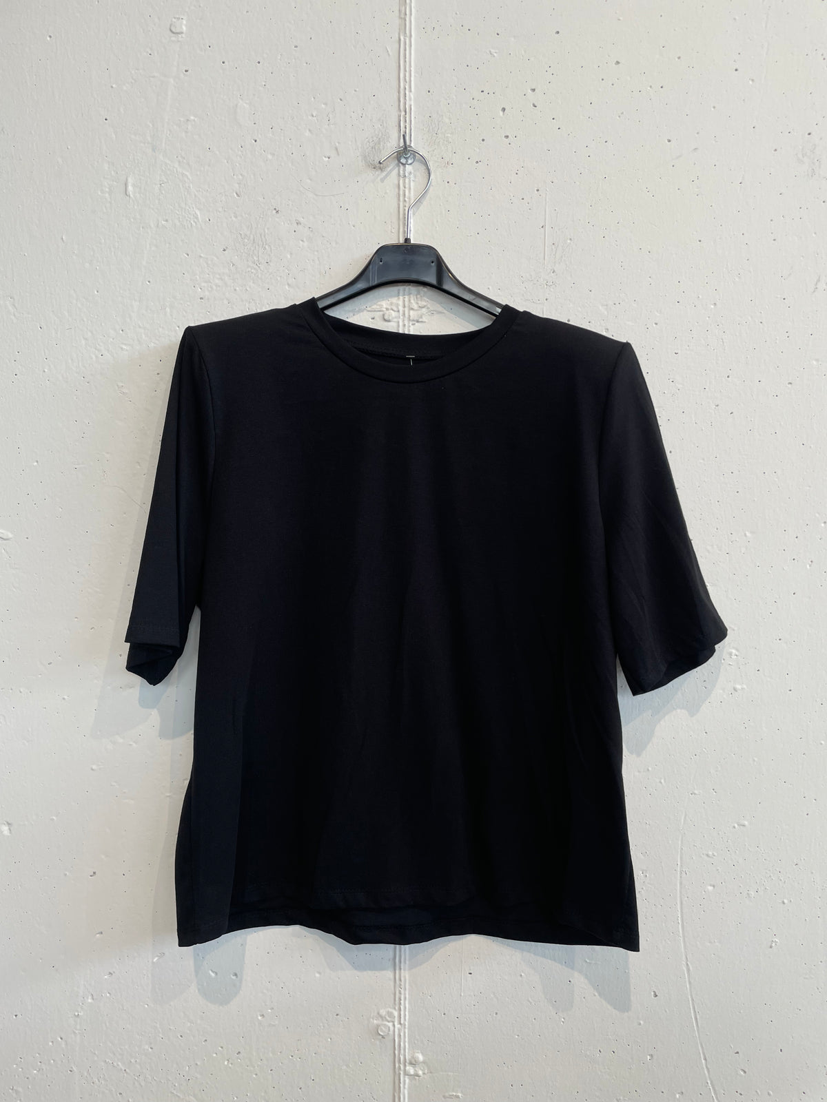 T-shirt con spalline imbottite