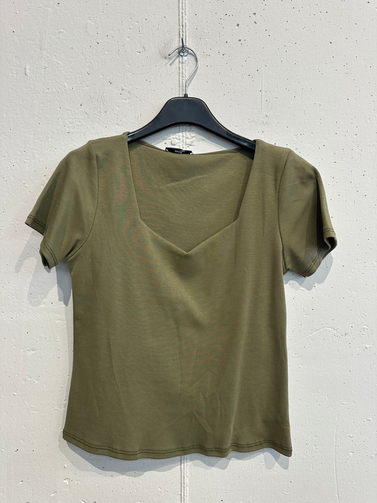 T-shirt scollo triangolare