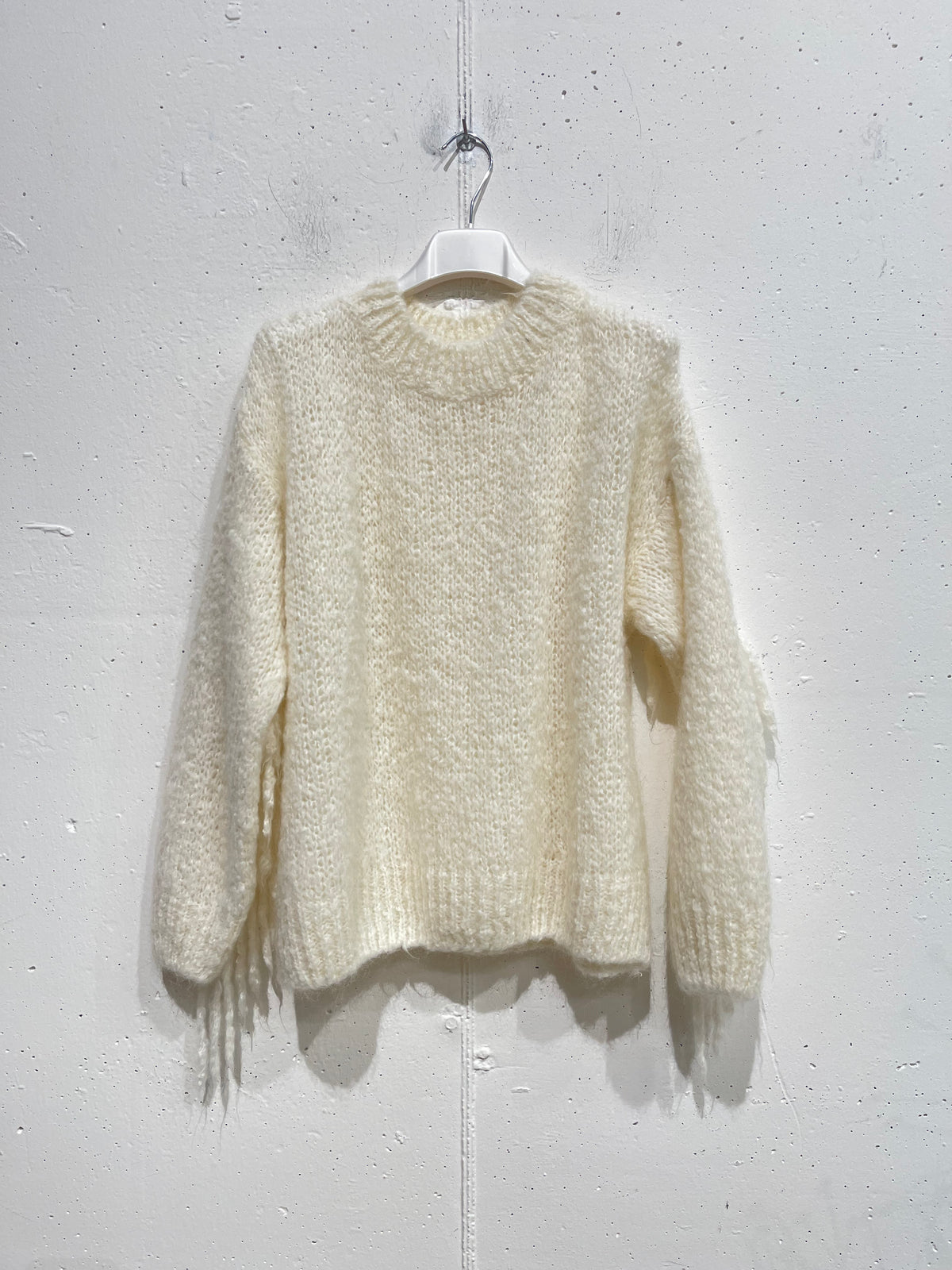 Pull con frange sul retro