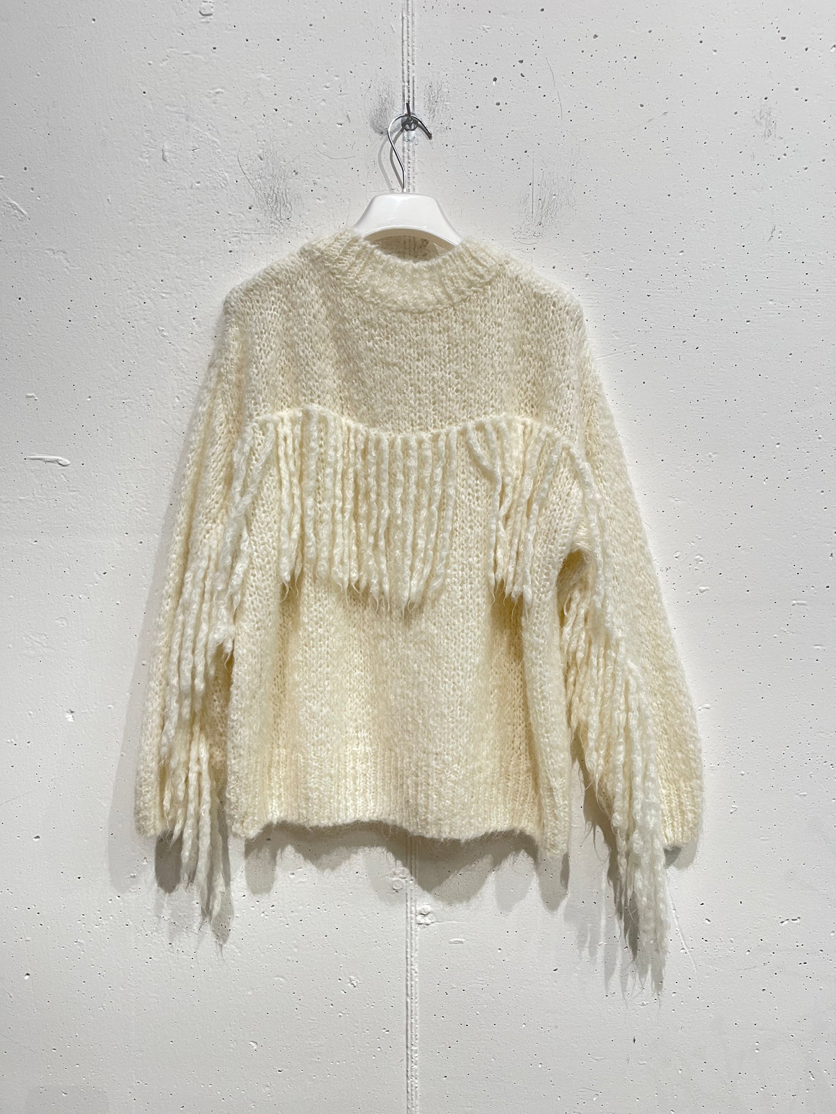 Pull con frange sul retro