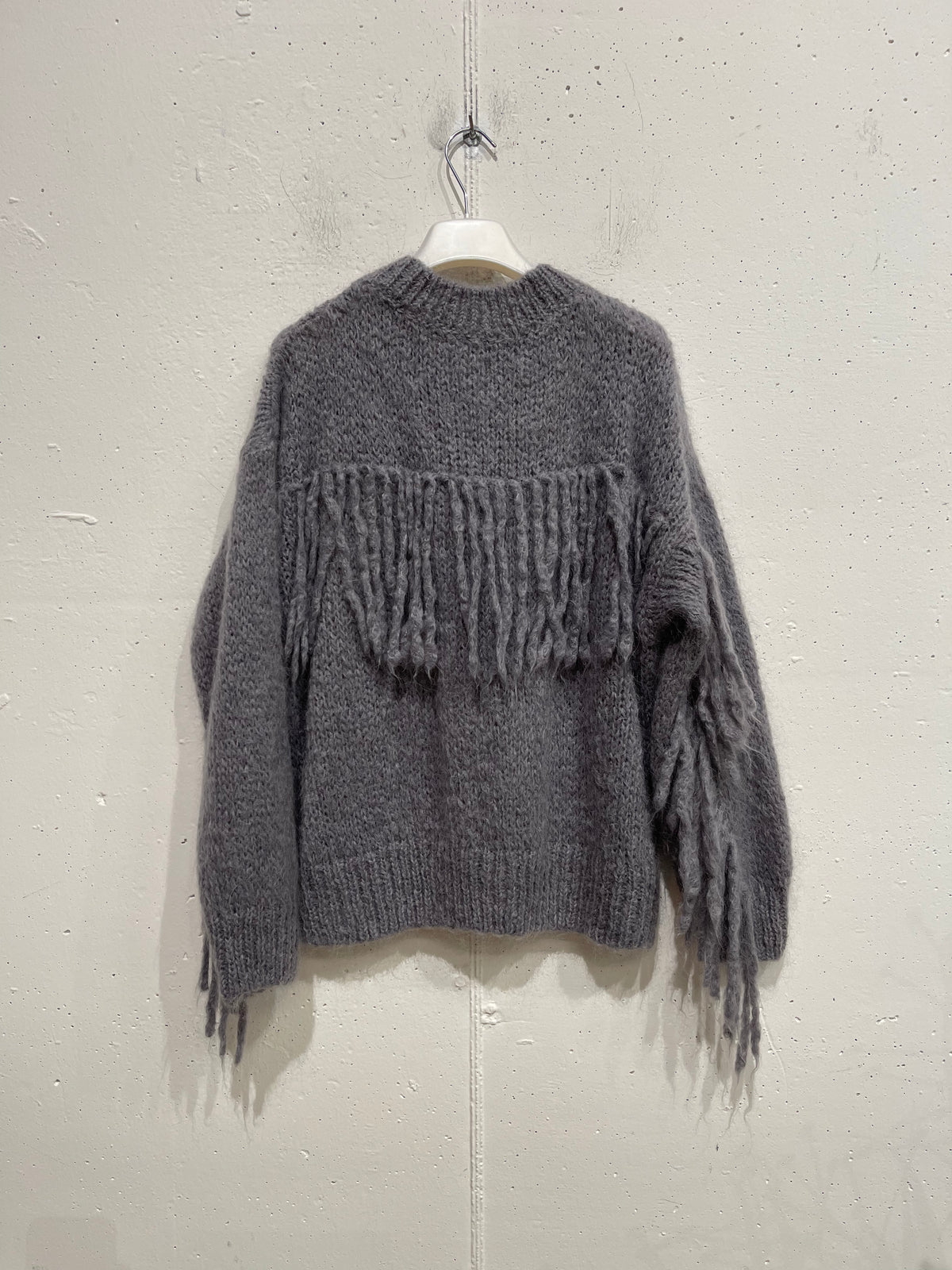 Pull con frange sul retro