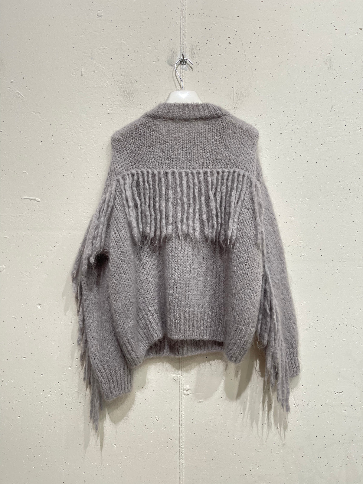 Pull con frange sul retro