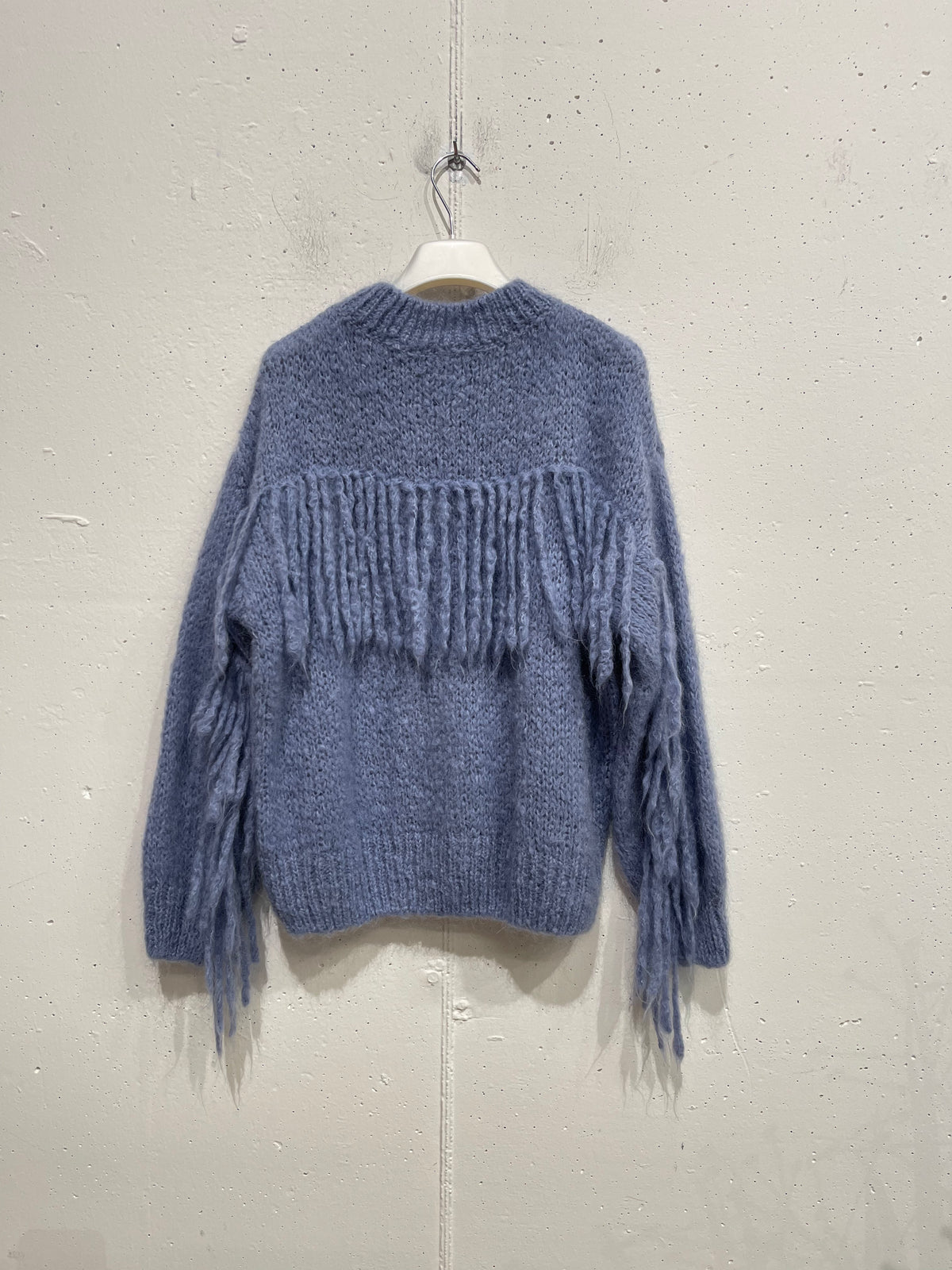 Pull con frange sul retro