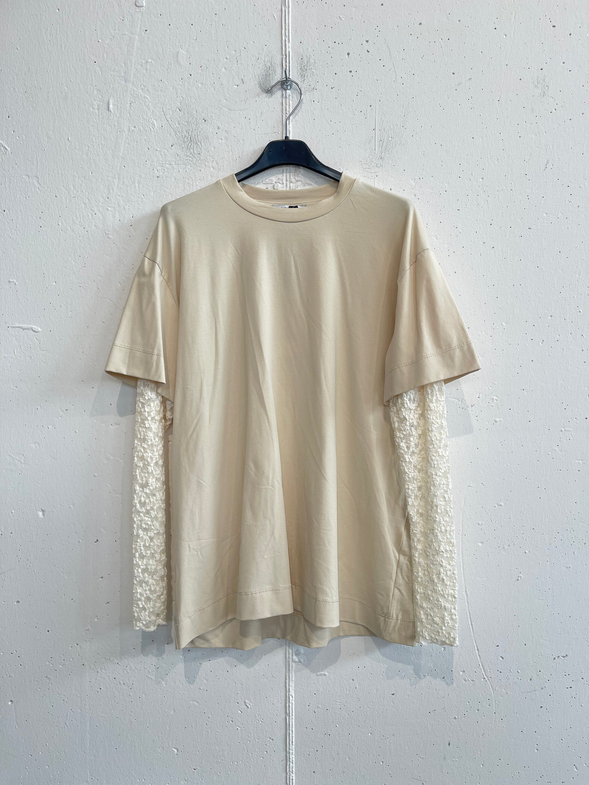 T-shirt con manica di pizzo