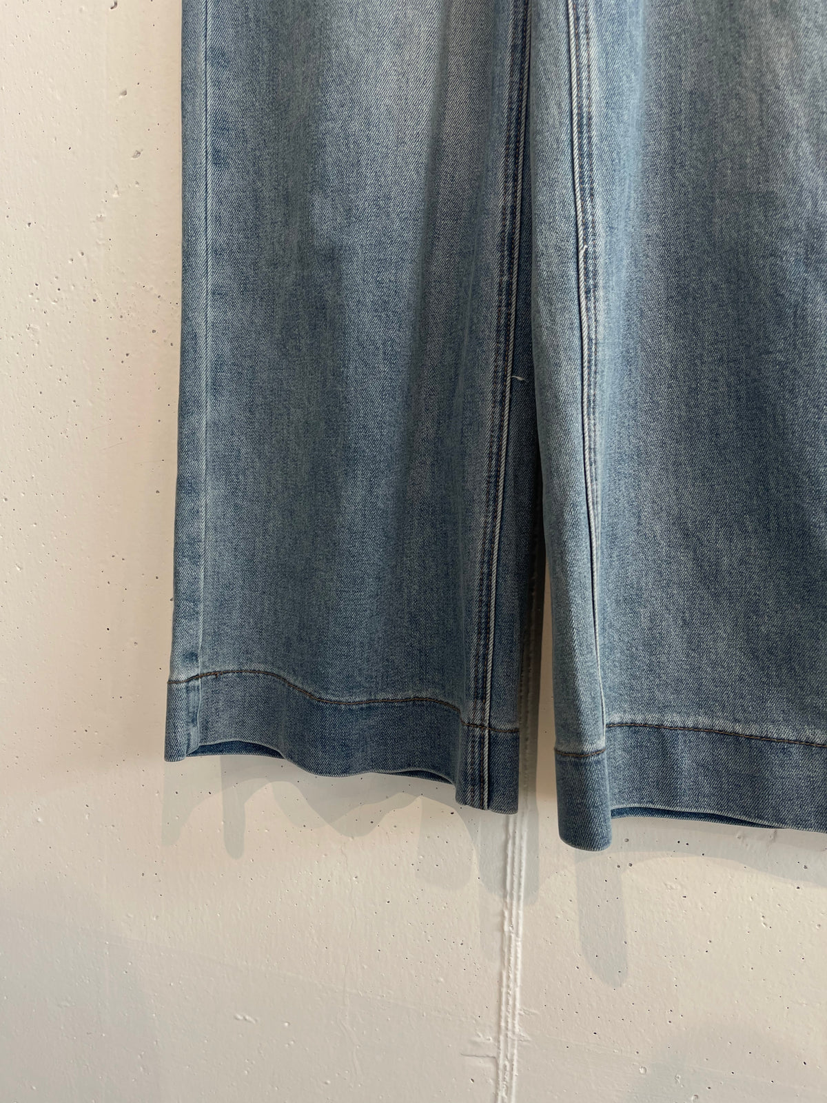 Jeans con risvolto cucito