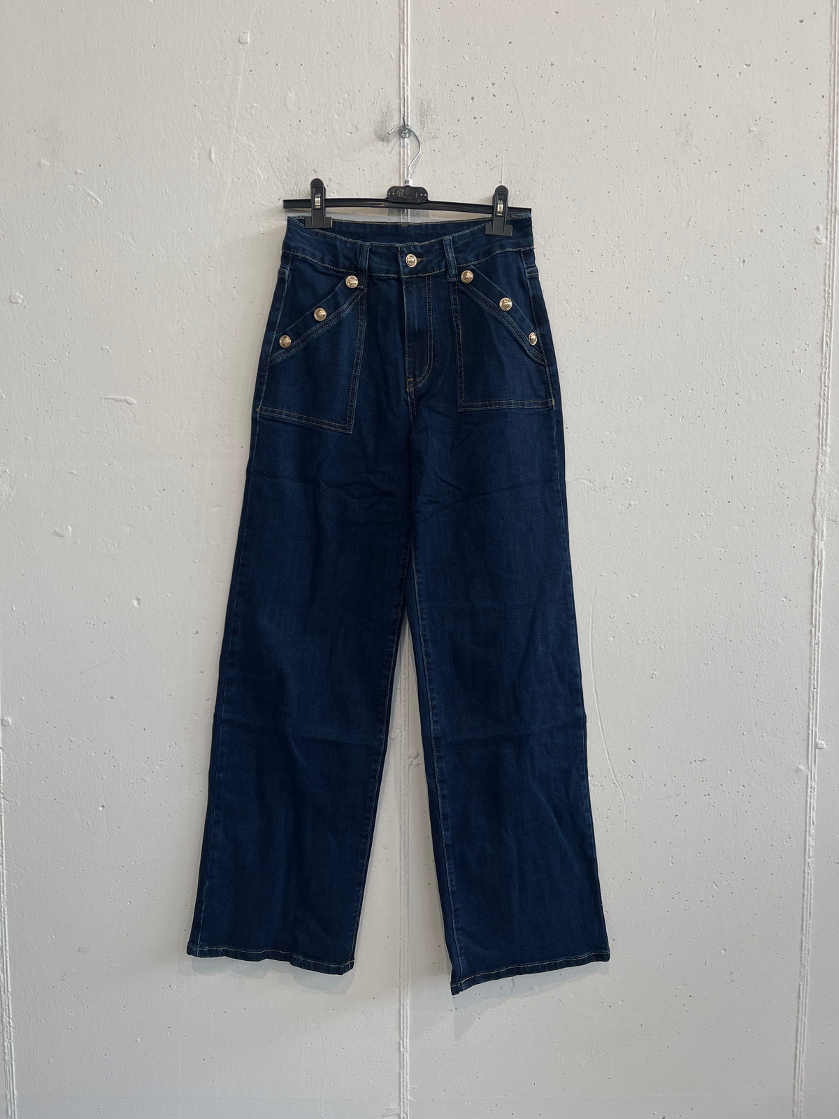 Jeans con bottoni d'orati