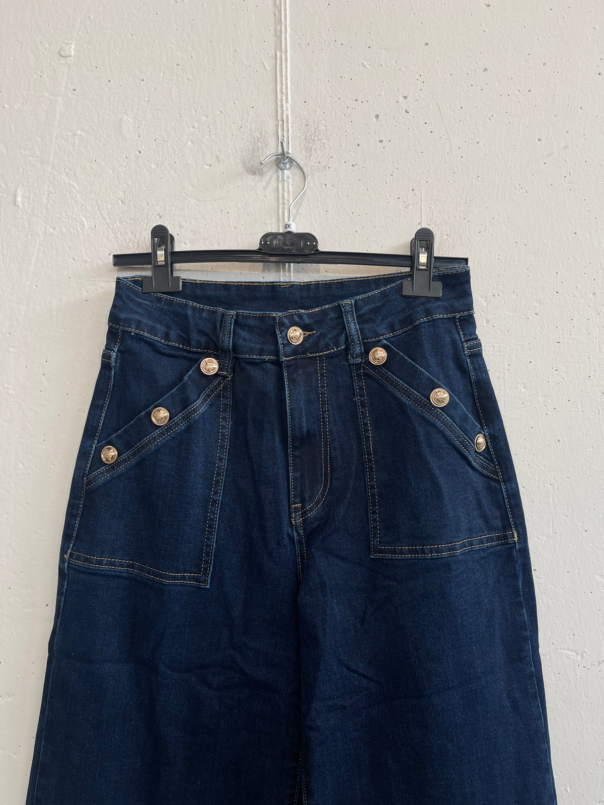 Jeans con bottoni d'orati