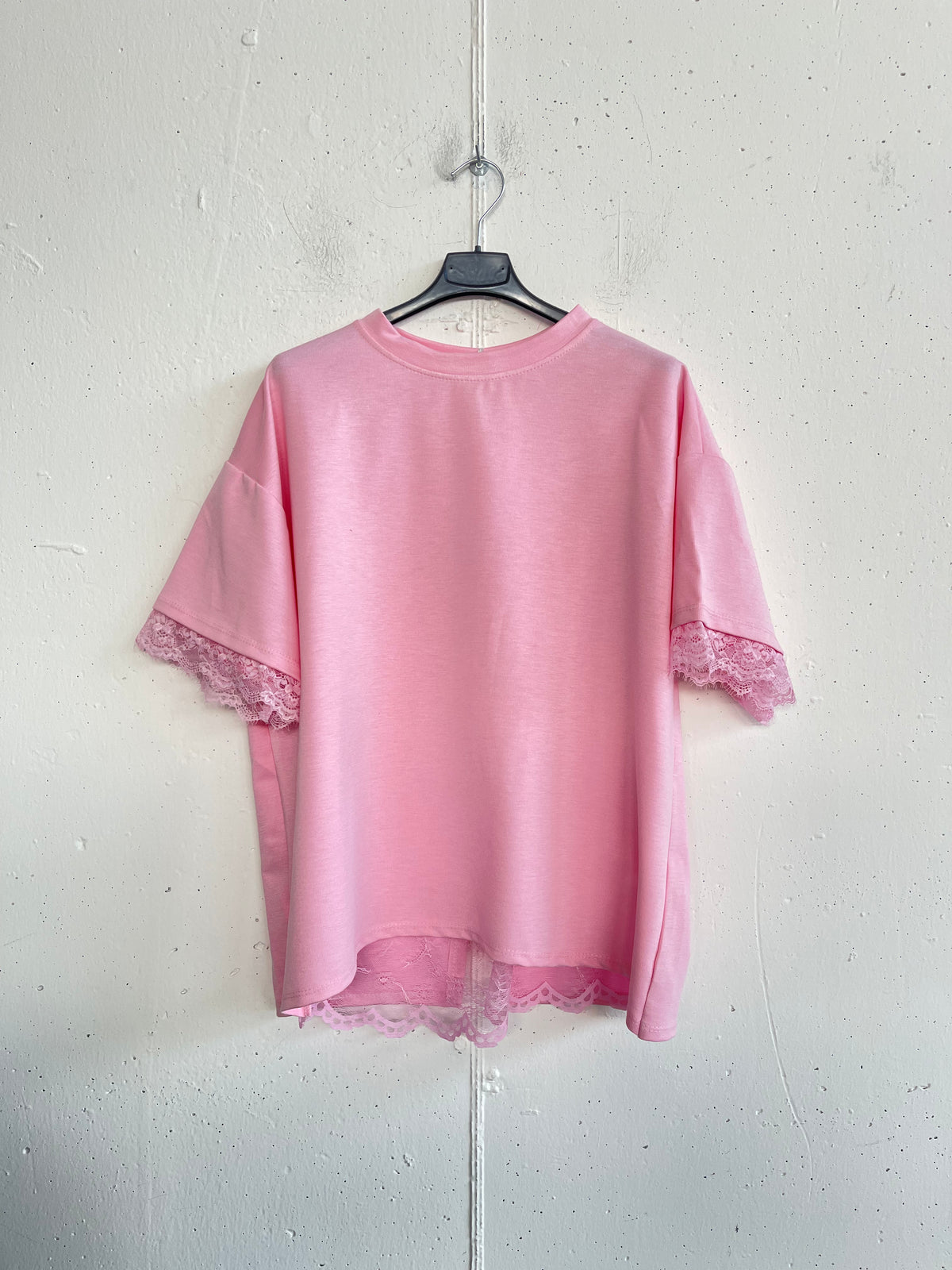 Tshirt con pizzo sul retro
