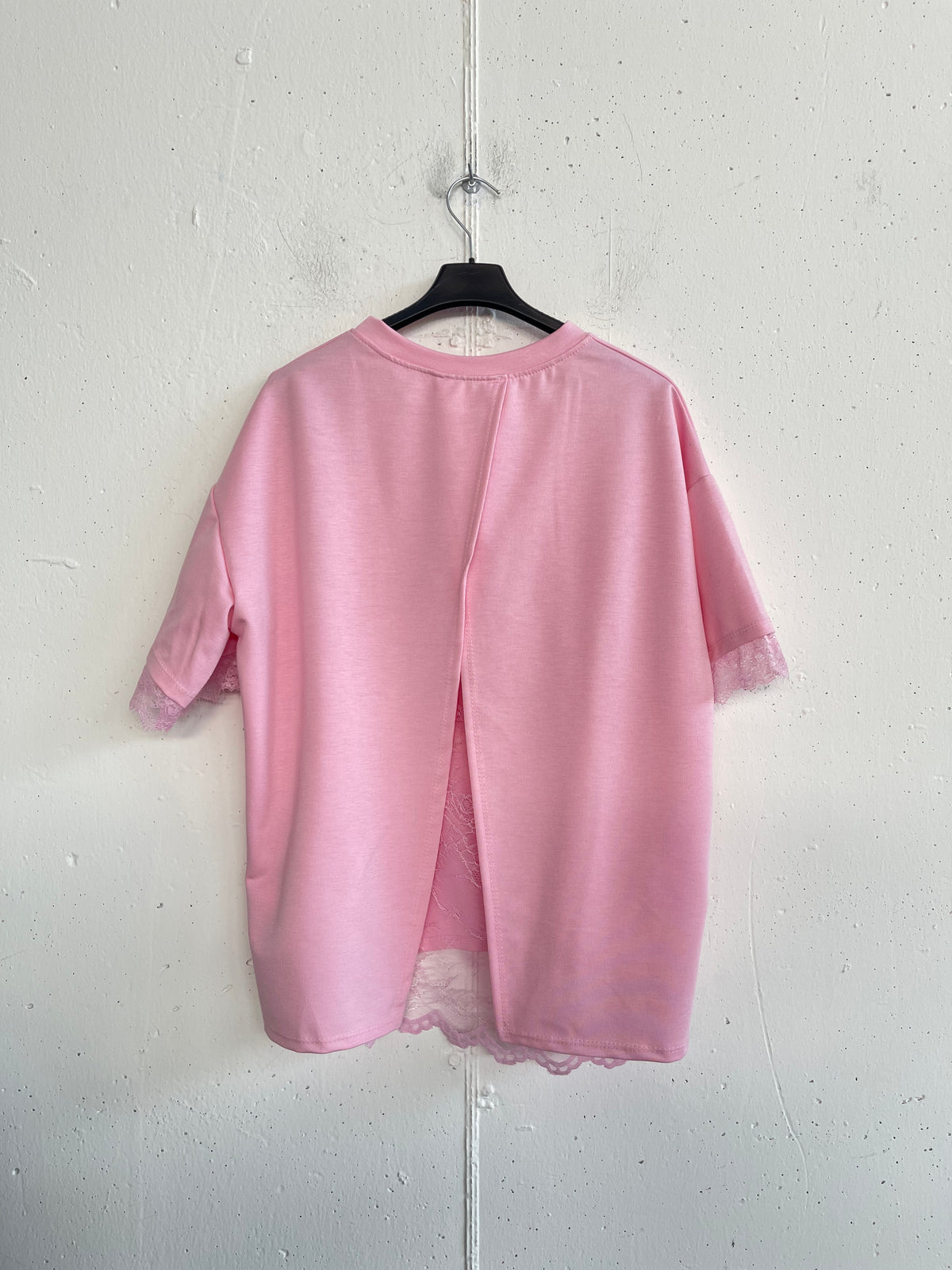 Tshirt con pizzo sul retro