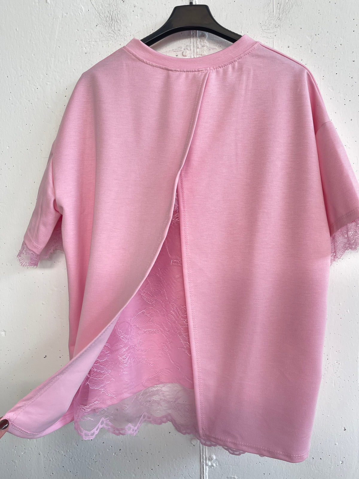 Tshirt con pizzo sul retro