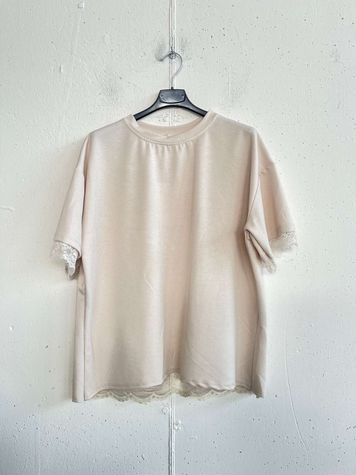 Tshirt con pizzo sul retro
