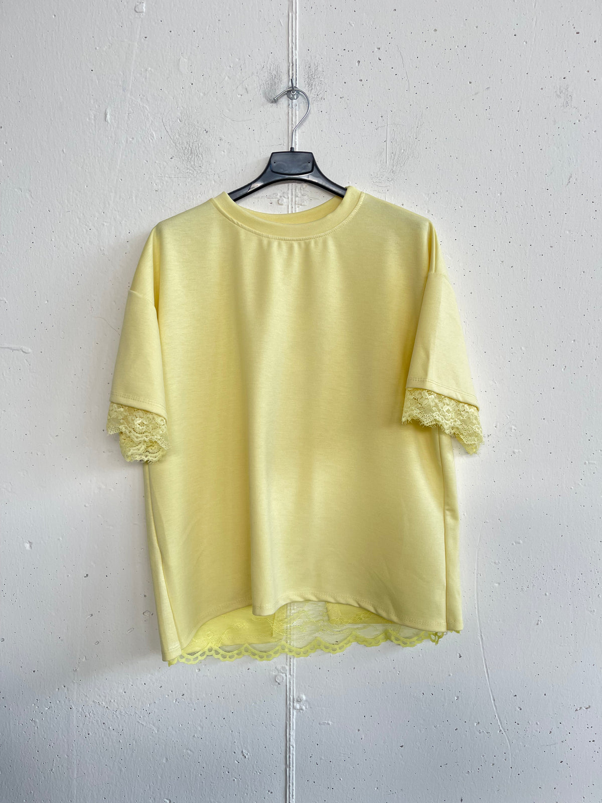 Tshirt con pizzo sul retro