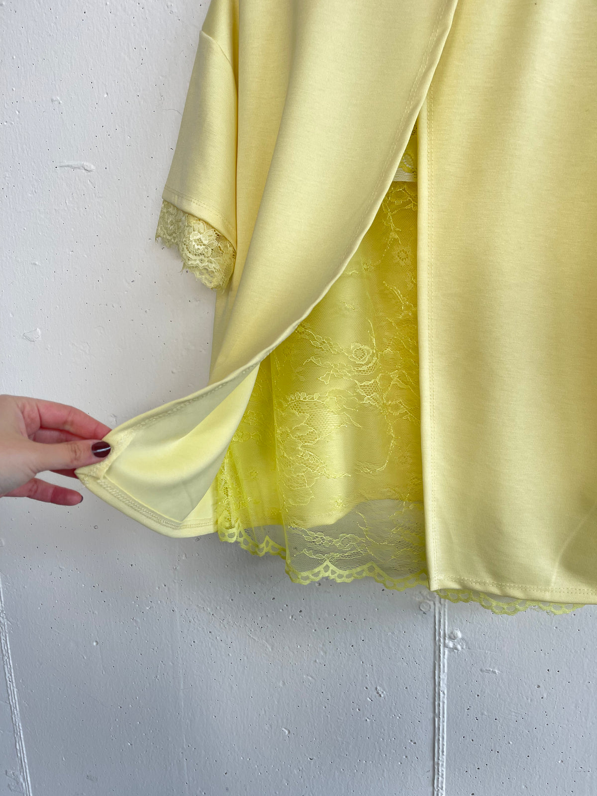 Tshirt con pizzo sul retro