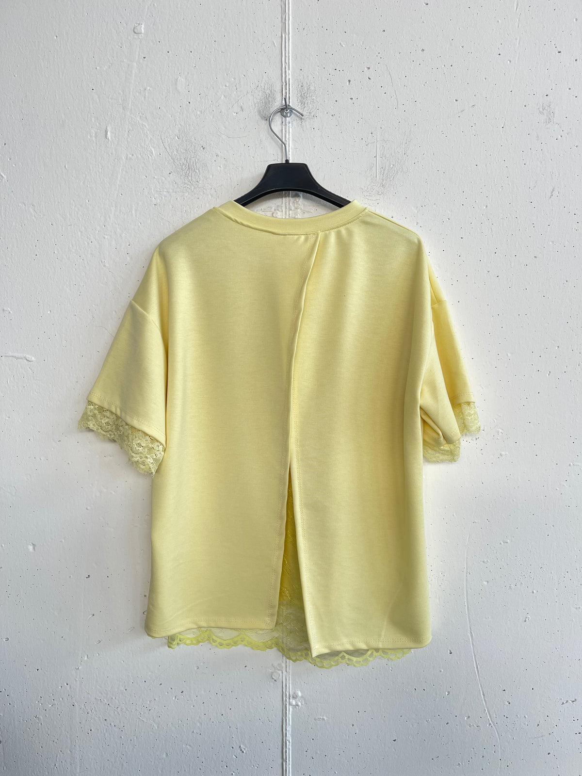 Tshirt con pizzo sul retro