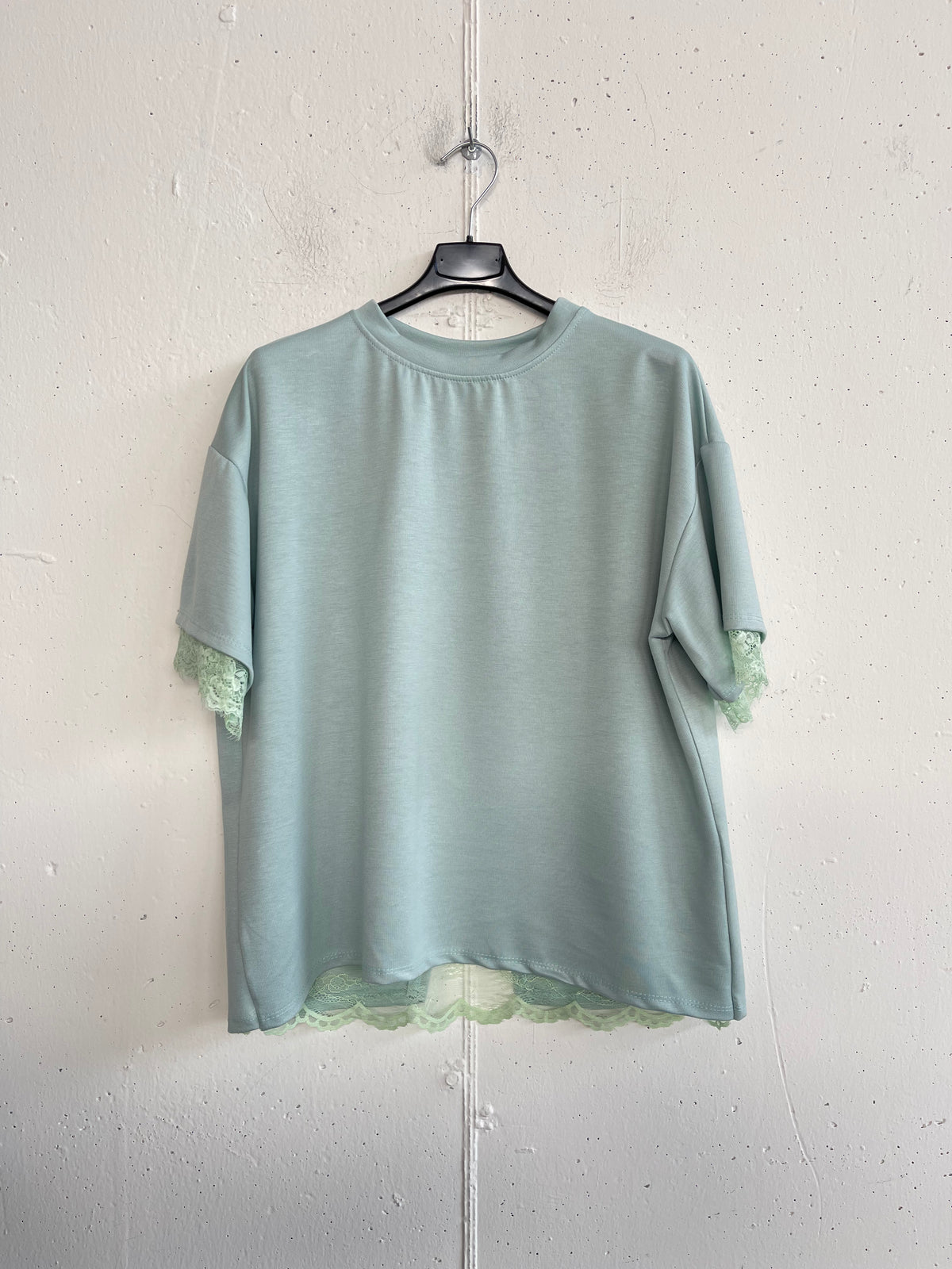 Tshirt con pizzo sul retro