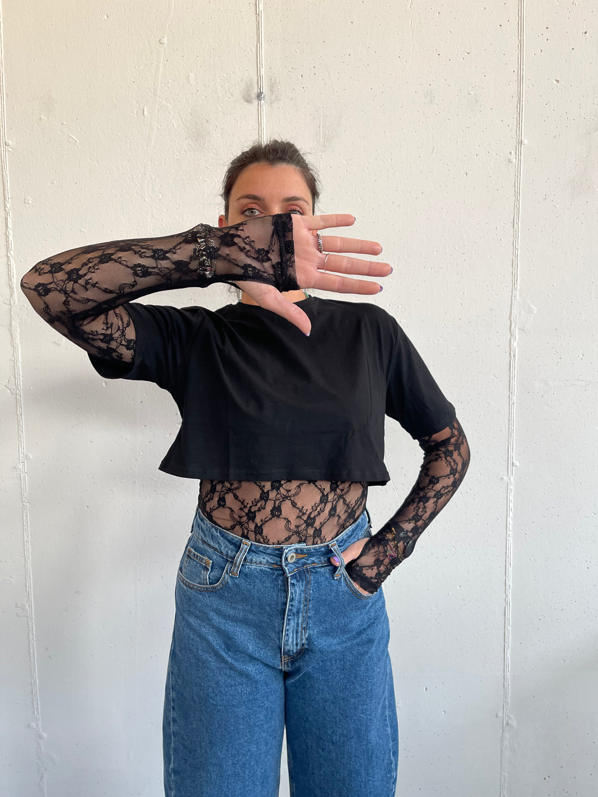 Crop top con body di pizzo