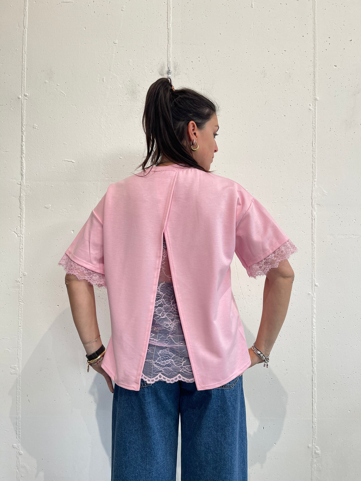 Tshirt con pizzo sul retro
