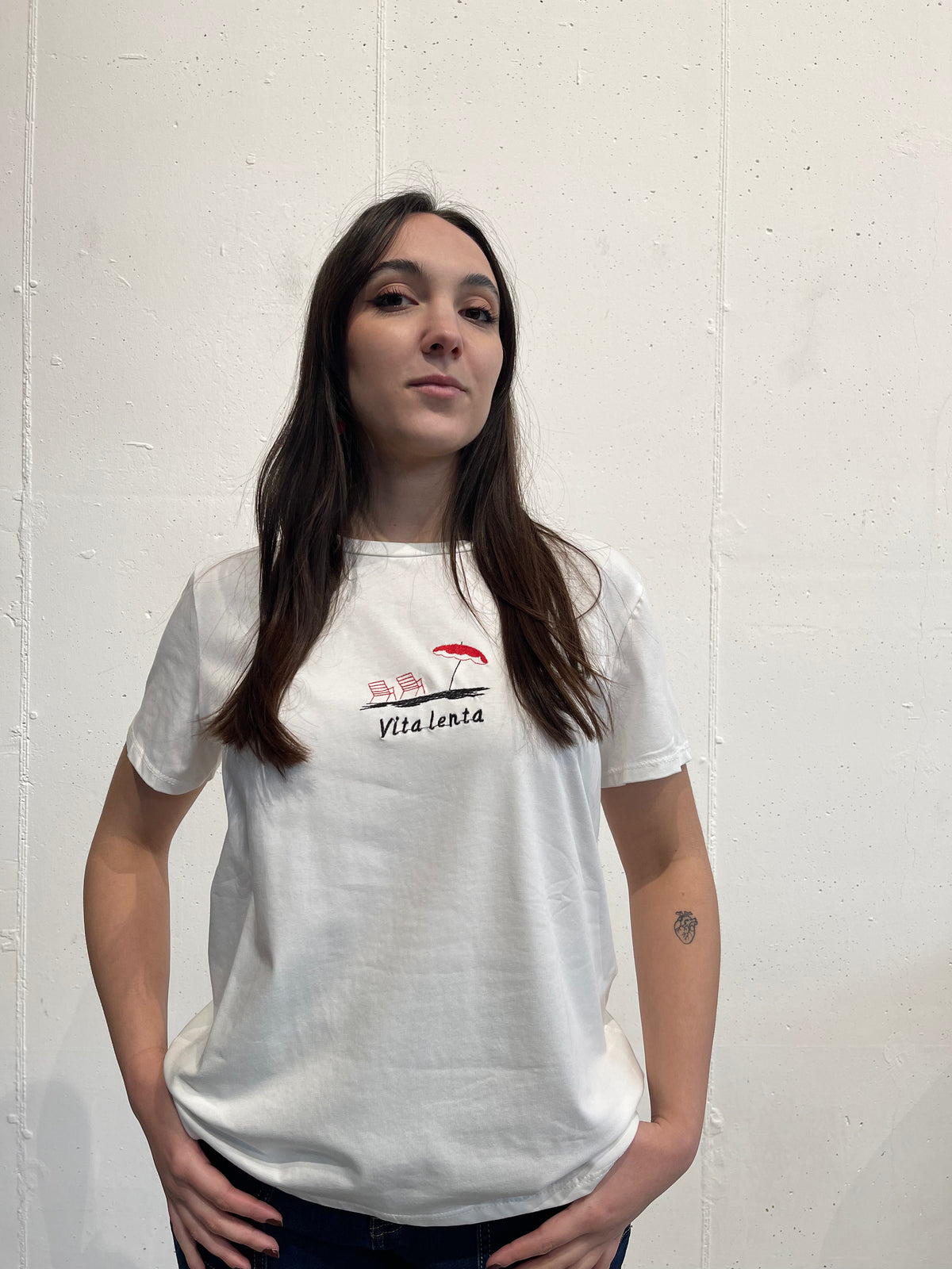 T-shirt con scritta ricamata “Vita lenta”