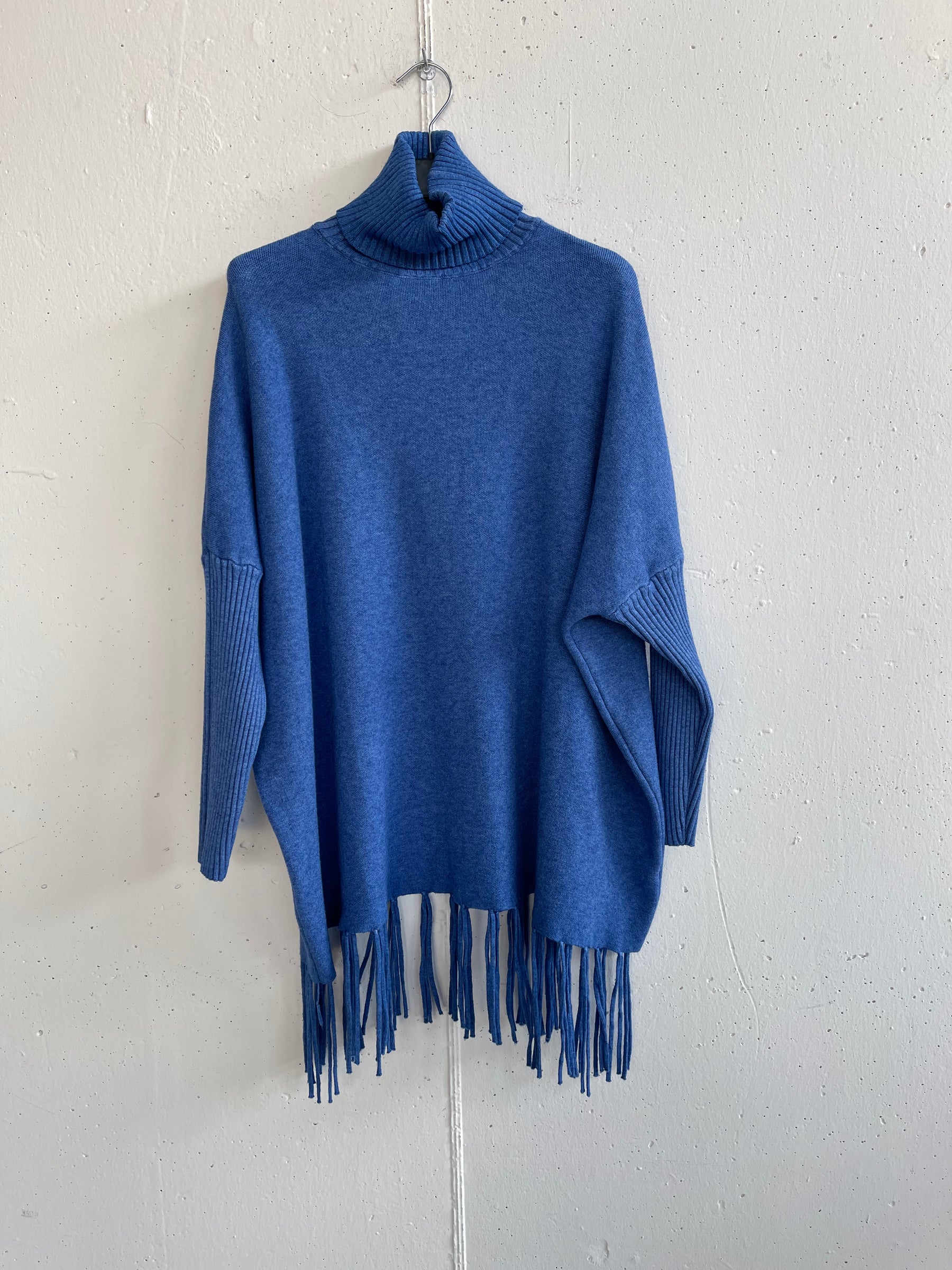 Pull collo alto con frange