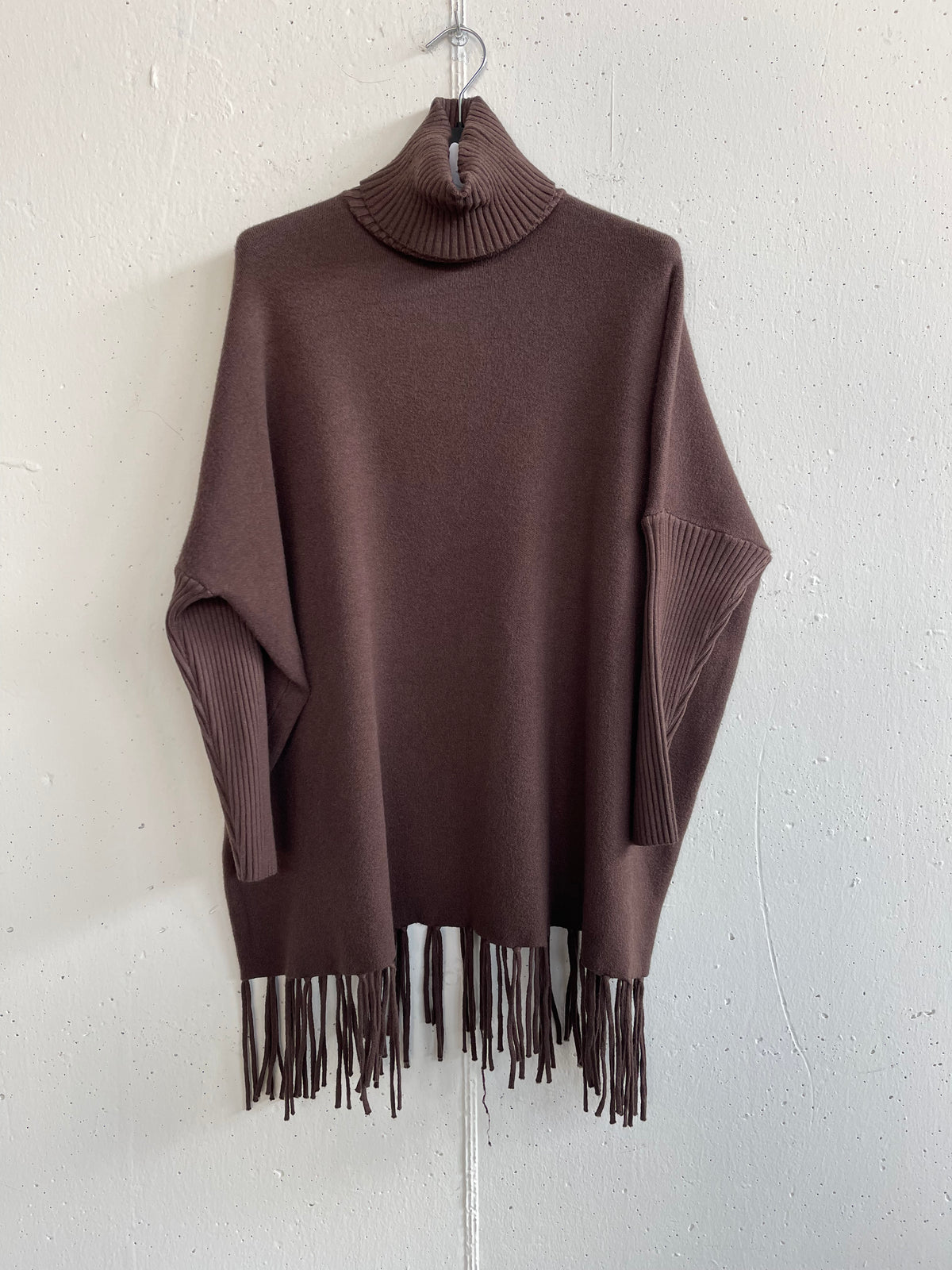 Pull collo alto con frange