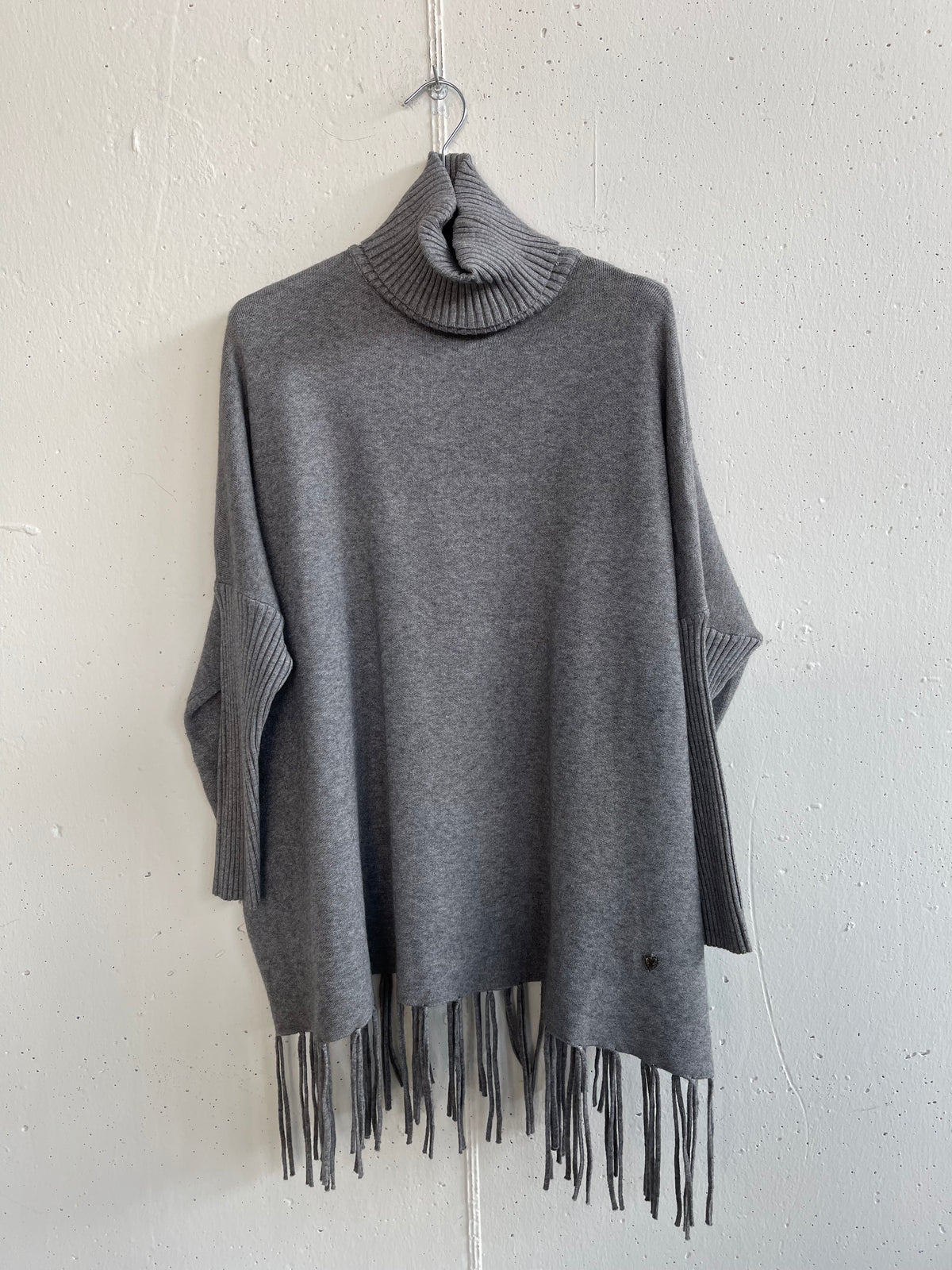 Pull collo alto con frange