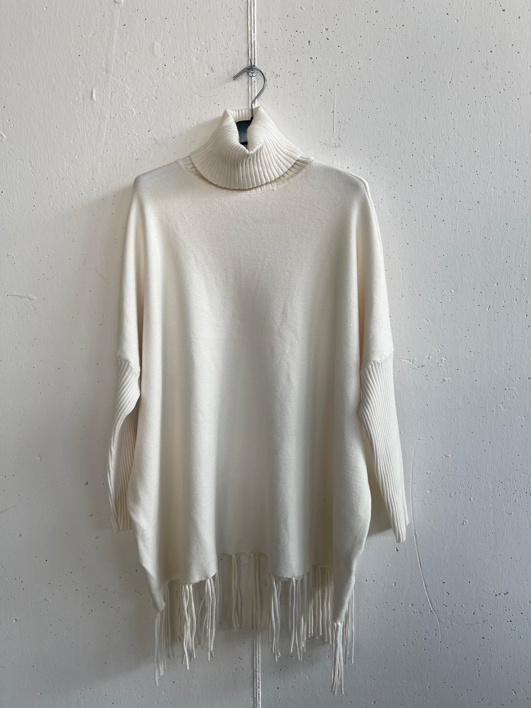 Pull collo alto con frange