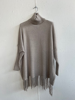 Pull collo alto con frange