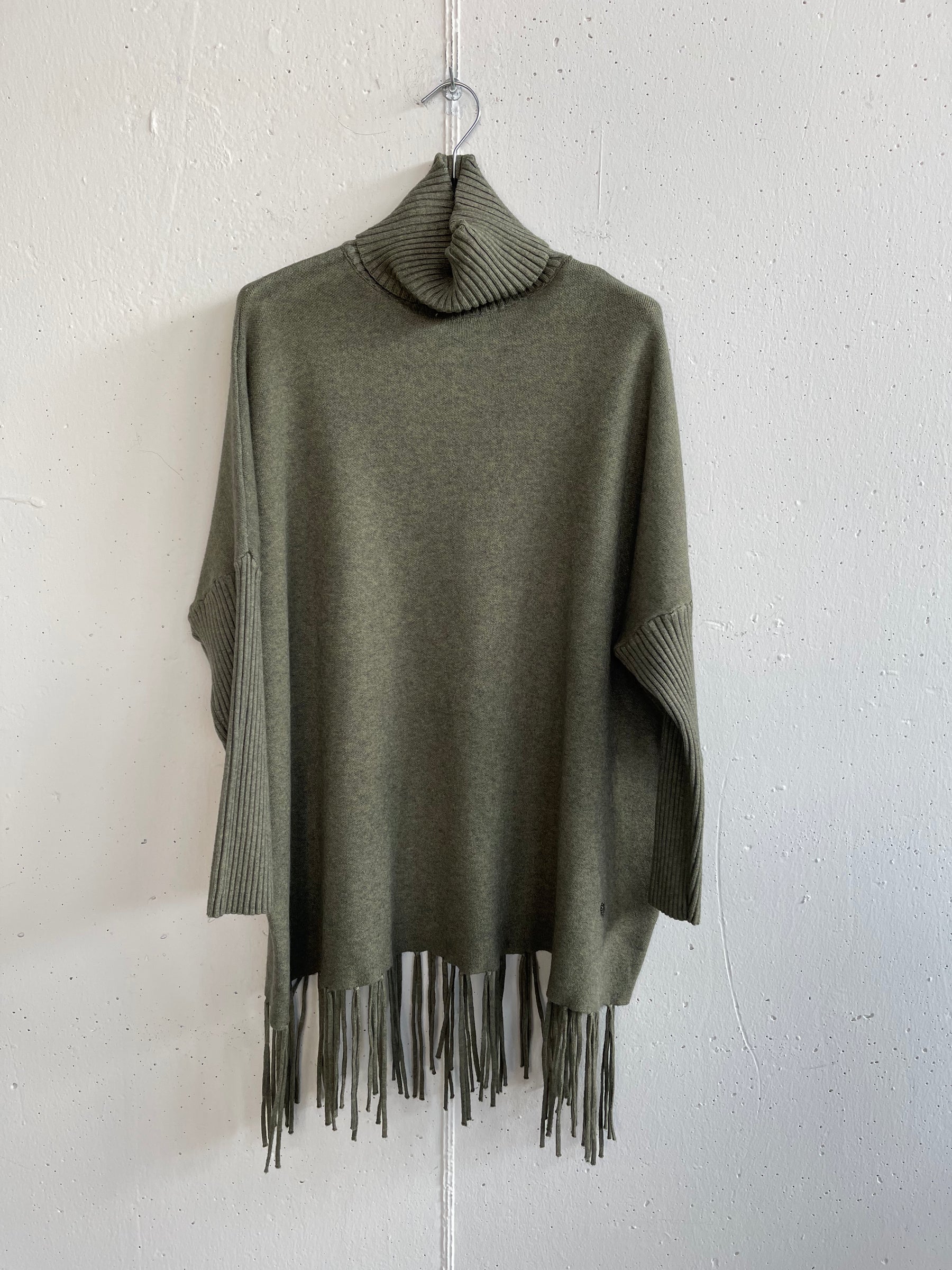 Pull collo alto con frange